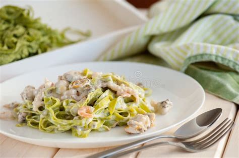 Massa Do Fettuccine Dos Alimentos E Dos Espinafres De Mar Nos Pratos