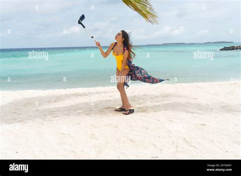 Ein junges indisches Mädchen im Bikini genießt es an einem Strand auf den Malediven