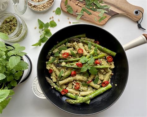 Rigatoni Med Hjemmelaget Pesto Og Ovnsgrillet Asparges Og Chili