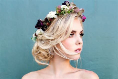 21 Romantic Hairstyles With Flower Crown