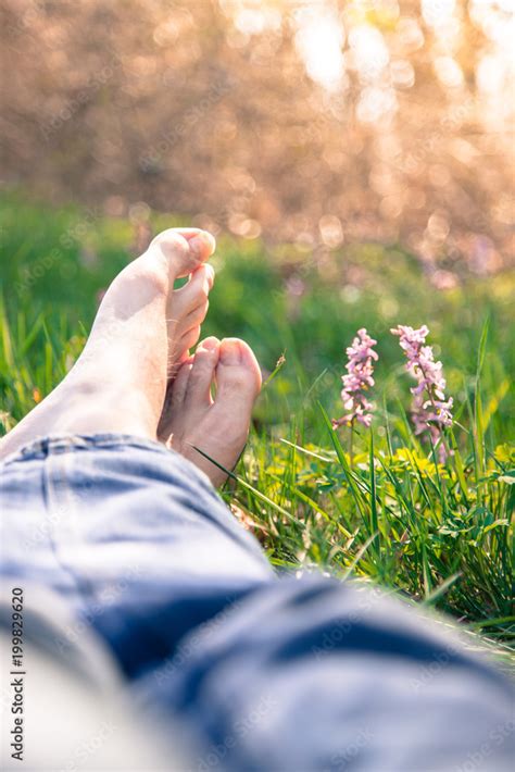 Männerbeine Füße in Frühlingswiese entspannt Stock Foto Adobe Stock