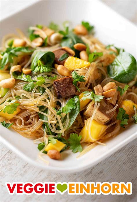 Veganer Glasnudelsalat mit Räuchertofu und Mango