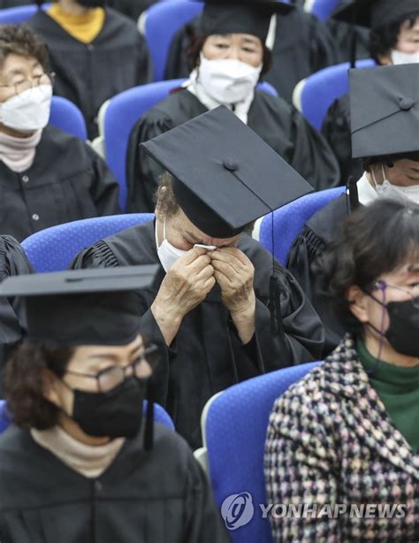 부경보건고 만학도 감격의 눈물 연합뉴스