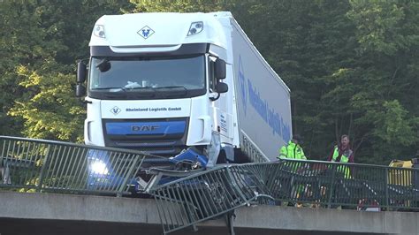 Lkw Droht Von Br Cke Auf Autobahn Zu St Rzen Fahrer Verstorben In