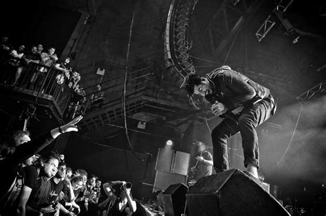 Download Deftones Vocalist Hd Wallpaper | Wallpapers.com