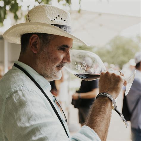 Explora grandes vinos de Rioja en La Cata del Barrio de la Estación