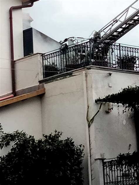 Mondello Incendio In Una Villa I Vigili Del Fuoco Mettono In Salvo