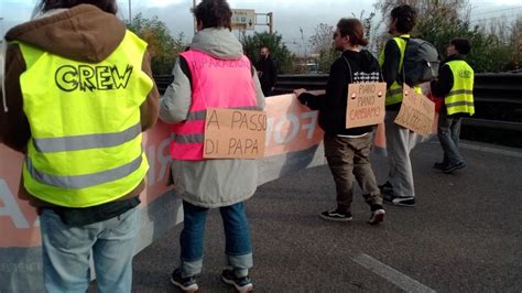 Attivisti Per Il Clima Invadono La Strada E Bloccano Il Traffico Di