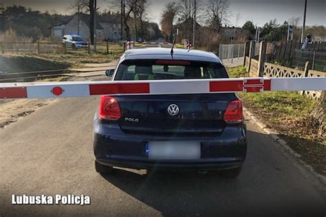 O krok od tragedii na torach Kierowca volkswagena wjechał w zamknięty