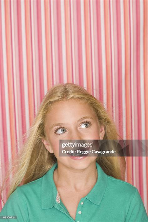 Closeup Of Preteen Girl Looking Up Stock Foto Getty Images