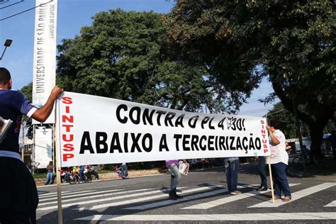 Manifestantes Fecham Port O Da Usp Contra Terceiriza O