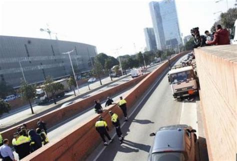 Angstwekkende Klopjacht Op Vrachtwagen Vol Gasflessen In Barcelona