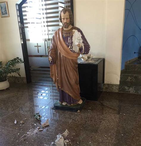 Segunda Feira 08 35 Homem Invade Igreja E Quebra Imagens Religiosas