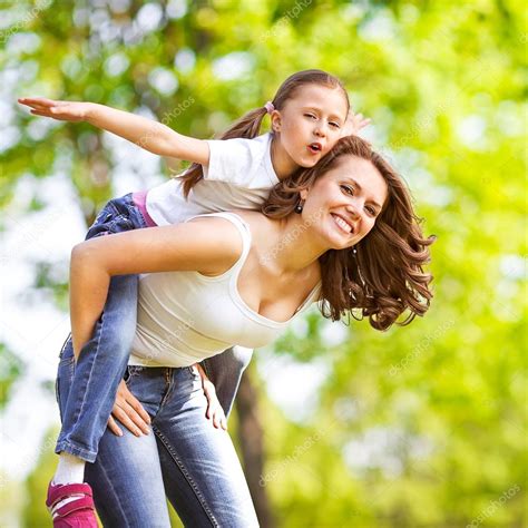 Madre e hija en el parque Día de la Madre fotografía de stock