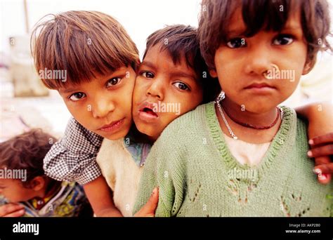 Los Niños Indios Jóvenes Muchachos Y Muchachas Apariencia Frontal Detrás De Uno Al Otro En La