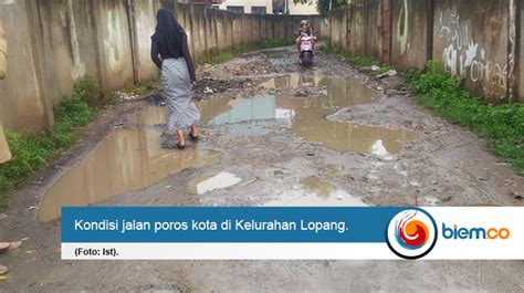 Tak Kunjung Diperbaiki Warga Keluhkan Jalan Rusak Di Kelurahan Lopang