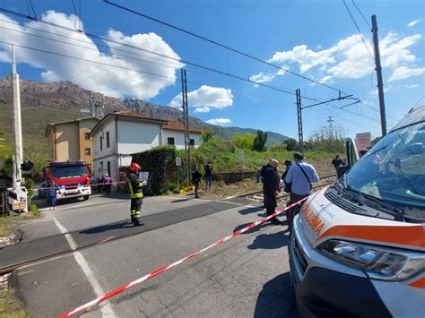 E Morto Luomo Investito Dal Treno Al Passaggio A Livello Di Via