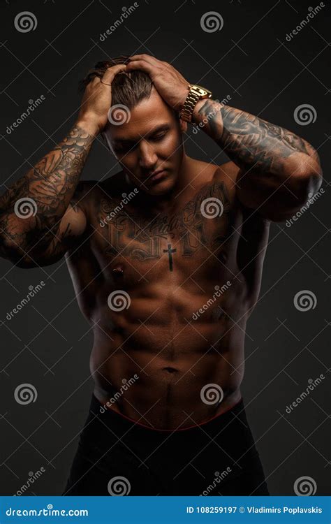 Stark Shirtless Tatuerad Man Fotografering F R Bildbyr Er Bild Av