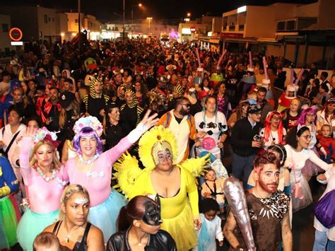 La Calle Decreta Alegr A Pura En El Desfile Carnavalero De Playa Blanca