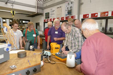 Schüler lernen von erfahrenen Ehrenamtlern Repair Café erfreut sich