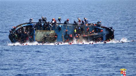 Un artiste accroche la photo géante du naufrage d une barque de