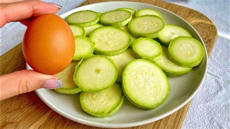 Gießen Sie einfach Eier über Zucchini Einfach schnell und