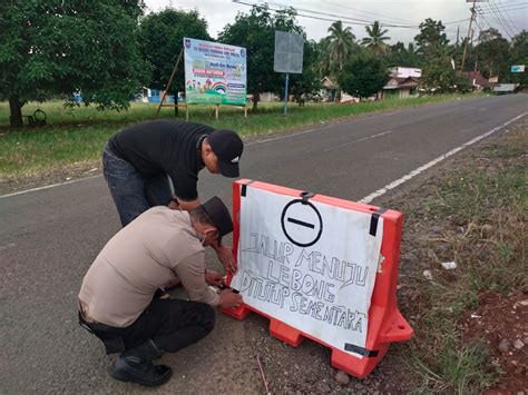 Truk Trailer Muatan Alat Berat Telentang Di Bukit Resam Rute Tujuan