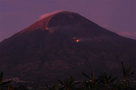 Tiga Gunung Di Jawa Tengah Terbakar Pendaki Terjebak