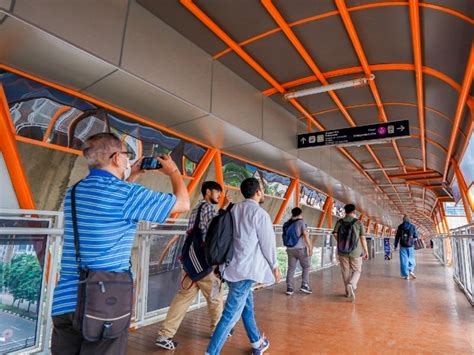 Menjelajahi Skywalk Kebayoran Lama Jakarta Smart City