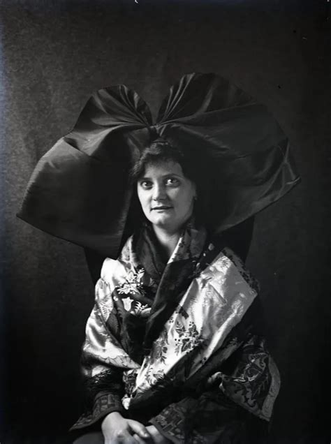 Portraits De Femmes Alsaciennes En Costume Traditionnel Alsacien