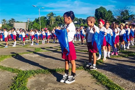 Reciben niños de primer grado en Holguín su pañoleta azul