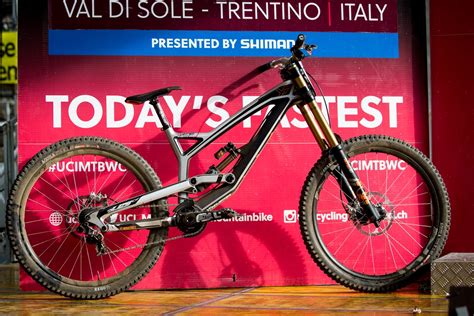 Nei Dettagli Della Yt Tues Cf Pro Race Di Aaron Gwin Mtbcult It