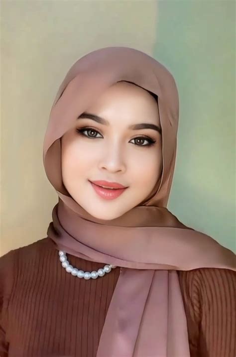 Pin di Kopftücher di 2024 Gaya hijab Wanita cantik Wanita