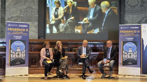 Napoli Il Rettore Della Federico Ii Con Repubblica Il Libro Sulla