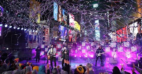 Your Guide to New Year's Eve TV Specials in 2020 - VIBIN