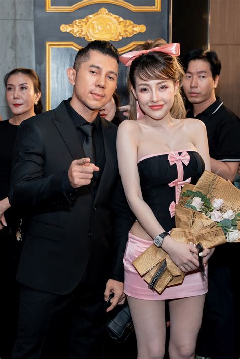 Ngân 98 hở bạo khi gặp Xoài Non màn đụng độ nhan sắc hiếm thấy của hai hot girl