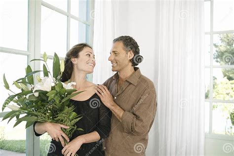 Man Die Bloemen Geven Aan Vrouw Stock Afbeelding Image Of Meisje Liefde 29595981