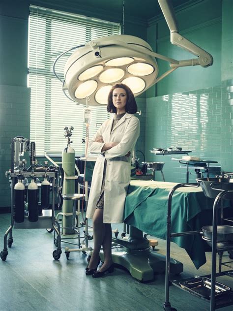 Claire The Surgeon In The Or Outlander Season 3 Outlander Claire