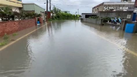 新竹暴降大豪雨釀災！竹北西濱路成汪洋 淹進家門民眾忙掃水