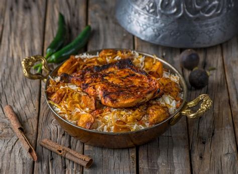 Poulet Mandi Biryani Servi Dans Un Plat Vue Latérale Sur Fond De Table