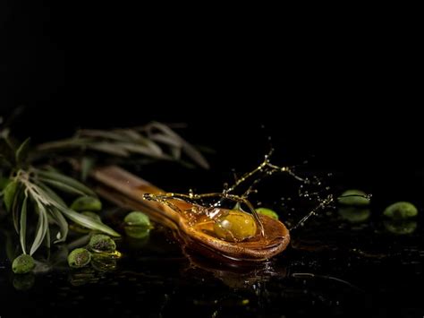 Primer Plano De Aceituna Verde Con Aceite Salpicado En Una Cuchara De