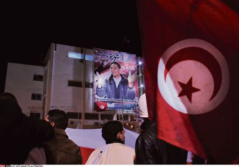 Révolution tunisienne Et Mohamed Bouazizi simmola au pied du mur de l