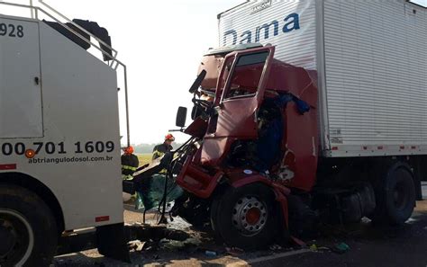 Caminhoneiro Morre Após Bater Veículo Na Traseira De Outro Caminhão Em