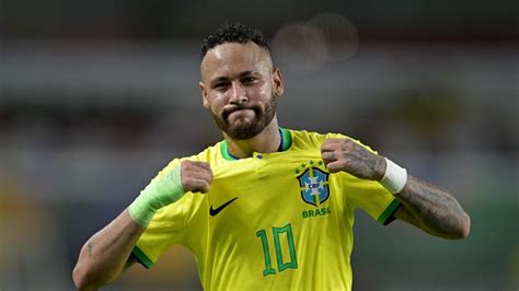 Neymar ganha chuteira especial homenagem por recorde na Seleção