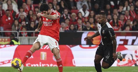 Benfica empata na receção ao Farense e pode ver Sporting distanciar se