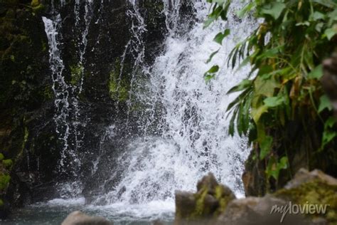 Uma Das Formas Em Entre Cachoeiras Cavernas E Meio Ambiente Pinturas