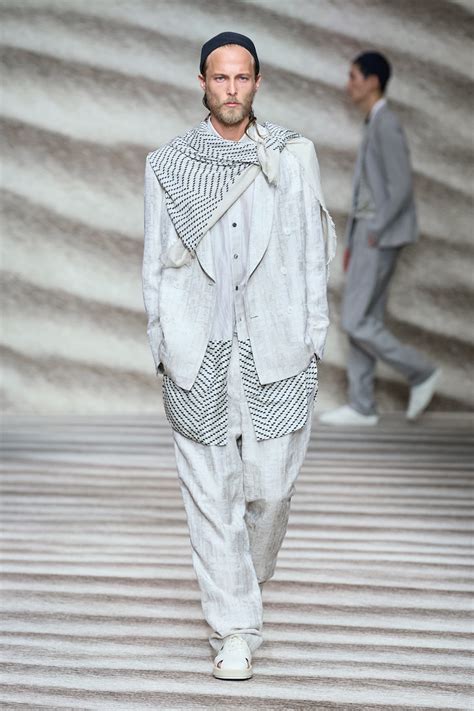 Giorgio Armani Spring 2023 Menswear Collection | Vogue