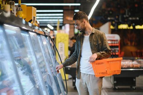 Retrato De Homem Bonito Sorridente Fazendo Compras No Supermercado