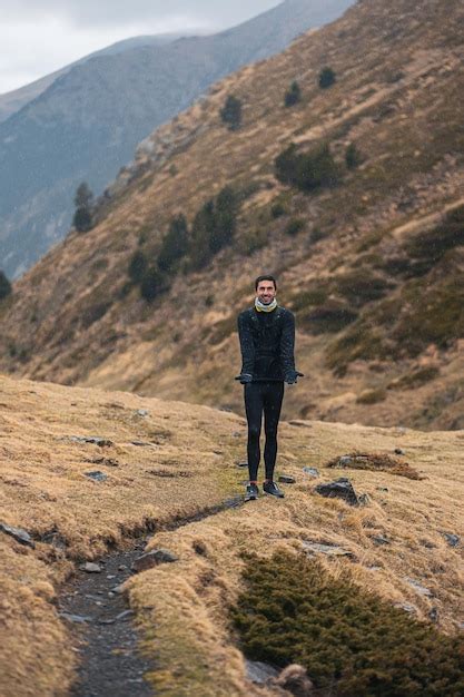 El Hombre Se Para En Un Camino En Las Monta As Y Se Regocija Con La