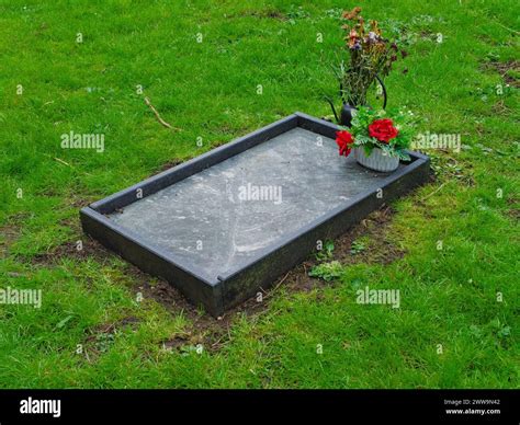 Unmarked Grave Hi Res Stock Photography And Images Alamy